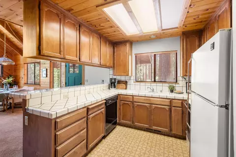 Kitchen - 2167 Dardanelle Vis, Dorrington, CA 95223 photo 2 of 3