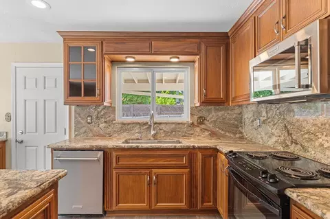 Kitchen - 940 Constitution Way, Tracy, CA 95376 photo 4 of 4