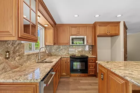 Kitchen - 940 Constitution Way, Tracy, CA 95376 photo 3 of 4