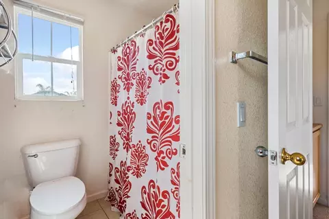 Bath - 2547 Spencer Ln, Tracy, CA 95377 photo 3 of 4