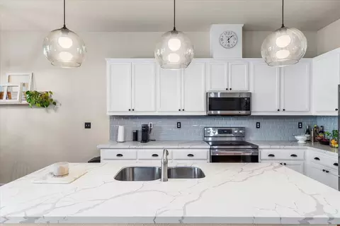 Kitchen - 623 John Roos, Ripon, CA 95366 photo 4 of 6