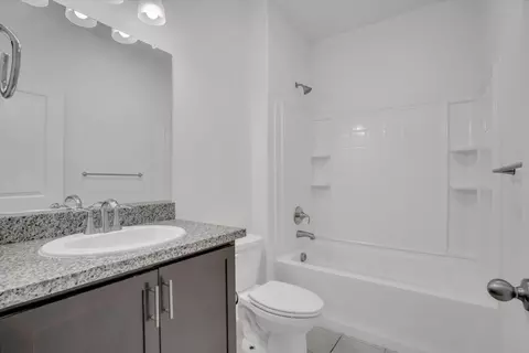 Bath - 864 Loon St, Lathrop, CA 95330 photo 1 of 1