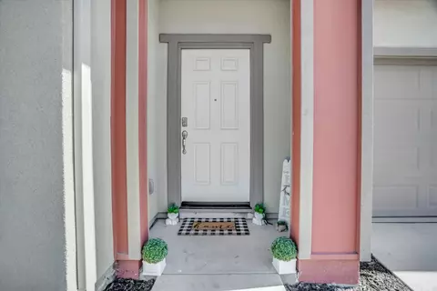 Entry Way - 864 Loon St, Lathrop, CA 95330 photo 1 of 4