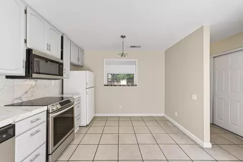 Kitchen - 2104 Sharon Way, Modesto, CA 95350 photo 4 of 5