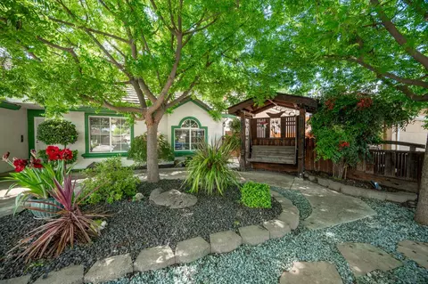 1253 River Bluff Dr, Oakdale, CA 95361