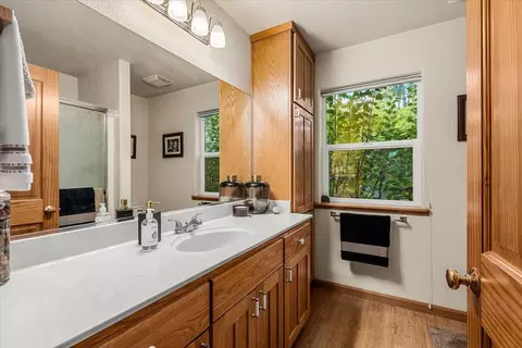 Bath - 14446 Perimeter Rd, Grass Valley, CA 95949 photo 2 of 3