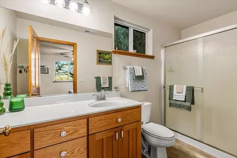 Bath - 14446 Perimeter Rd, Grass Valley, CA 95949 photo 3 of 3