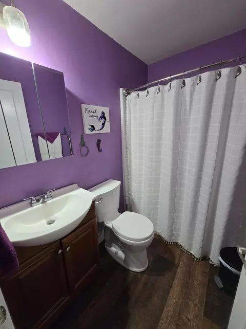 Bath - 417 Maple St, Modesto, CA 95351 photo 1 of 1