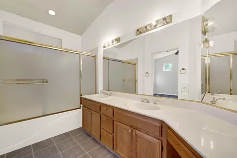 Bath - 69 Reynolds Way, Lodi, CA 95242 photo 2 of 3