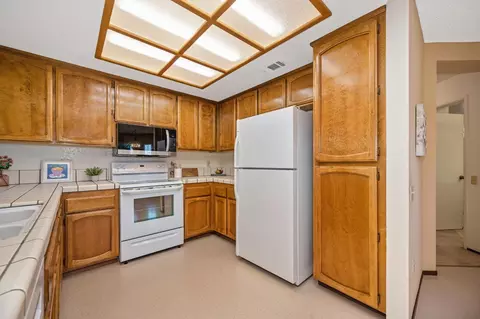 Kitchen - 129 Rambling Dr, Folsom, CA 95630 photo 4 of 6
