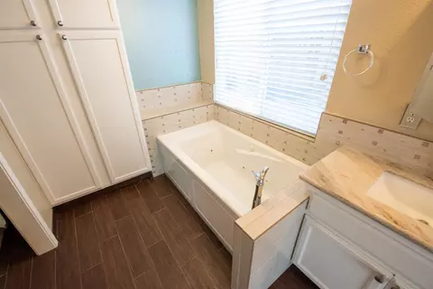 Bath - 3601 Chant Dr, Modesto, CA 95355 photo 2 of 3