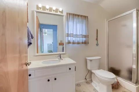 Bath - 1612 Waverly Dr, Modesto, CA 95358 photo 1 of 2