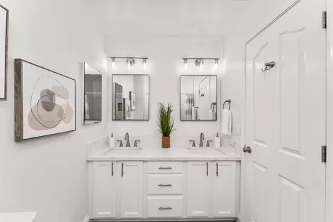 Bath - 735 King Way, Folsom, CA 95630 photo 4 of 5