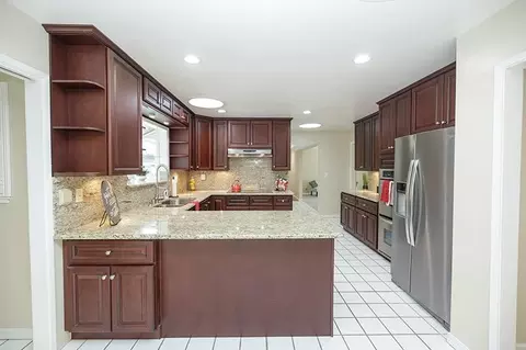 Kitchen - 302 Leveland Ln, Modesto, CA 95350 photo 3 of 5
