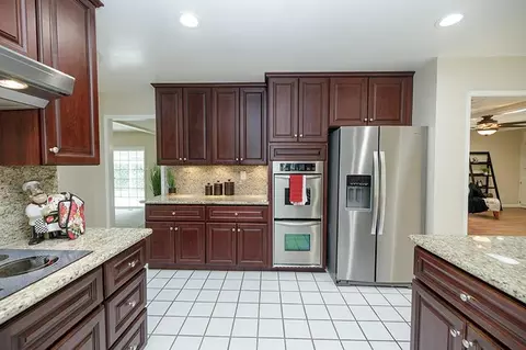 Kitchen - 302 Leveland Ln, Modesto, CA 95350 photo 4 of 5