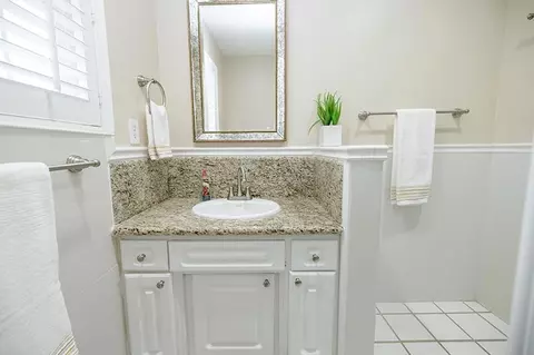 Bath - 302 Leveland Ln, Modesto, CA 95350 photo 2 of 5