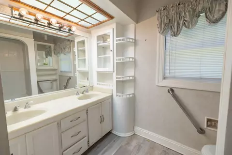 Bath - 4919 E Morada Ln, Stockton, CA 95212 photo 1 of 2