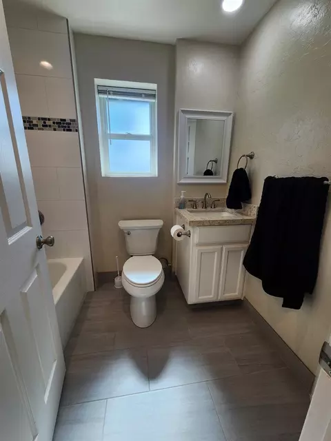 Bath - 20383 Sutliff Rd, Escalon, CA 95320 photo 1 of 3