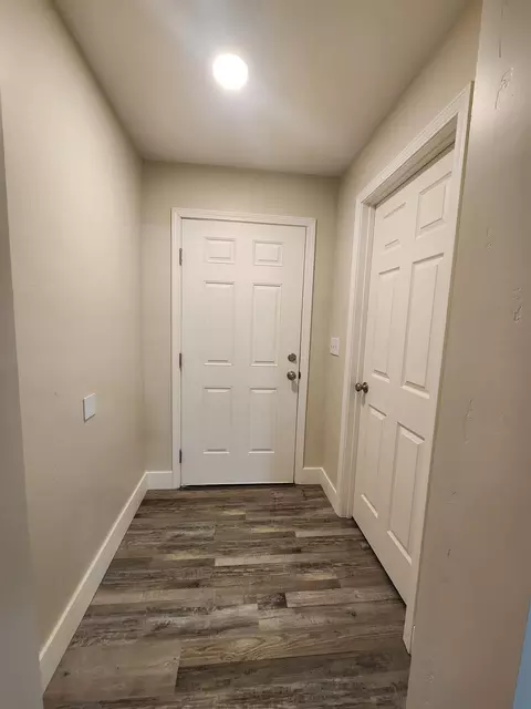 Entry Way - 20383 Sutliff Rd, Escalon, CA 95320 photo 1 of 2
