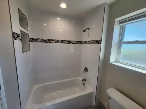 Bath - 20383 Sutliff Rd, Escalon, CA 95320 photo 2 of 3