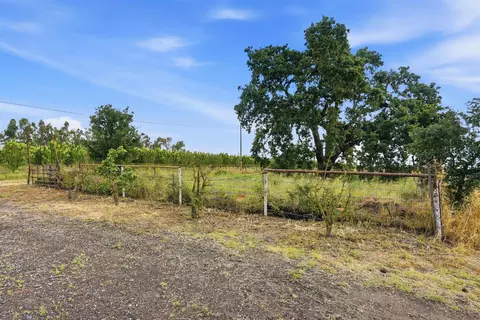 Exterior - 20042 N Ray Rd, Lodi, CA 95242 photo 7 of 12