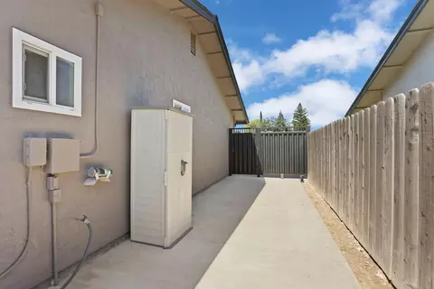 Exterior - 822 Buchanon Ln, Manteca, CA 95336 photo 5 of 13