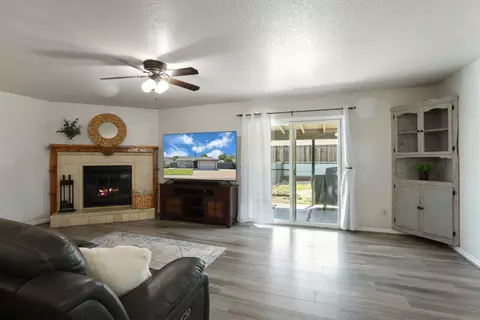 Living - 822 Buchanon Ln, Manteca, CA 95336 photo 1 of 2