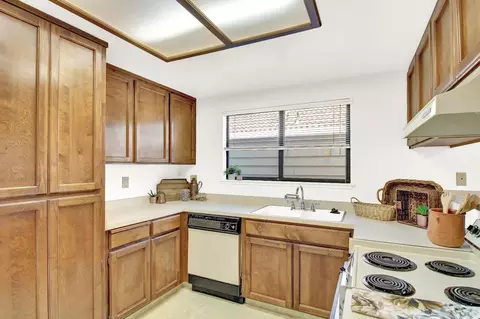 Kitchen - 2204 Camborne Dr, Modesto, CA 95356 photo 2 of 4