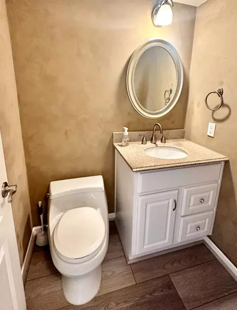 Bath - 2129 Bella Casa St, Davis, CA 95616 photo 1 of 2