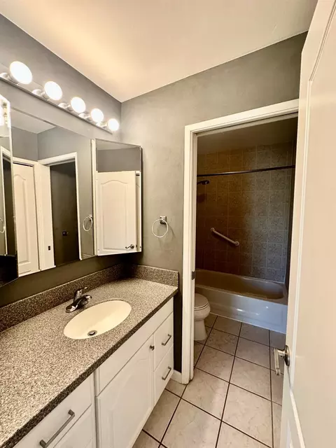 Bath - 2129 Bella Casa St, Davis, CA 95616 photo 2 of 2
