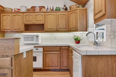 Kitchen - 999 Grizzly Way, Arnold, CA 95223 photo 2 of 5