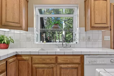 Kitchen - 999 Grizzly Way, Arnold, CA 95223 photo 3 of 5