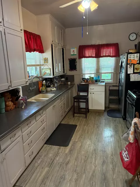 Kitchen - 533 B St, Biggs, CA 95917 photo 3 of 4