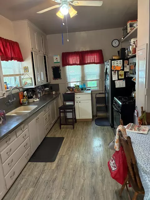 Kitchen - 533 B St, Biggs, CA 95917 photo 4 of 4