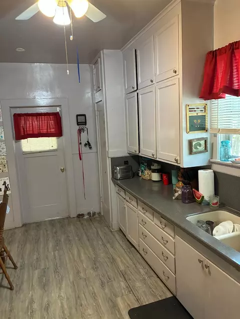 Kitchen - 533 B St, Biggs, CA 95917 photo 1 of 4