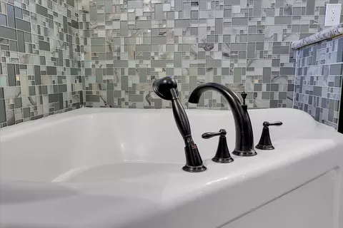 Bath - 5078 Western Ave, Olivehurst, CA 95961 photo 5 of 8