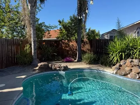 Exterior - 877 Bateman Way, Galt, CA 95632 photo 4 of 8