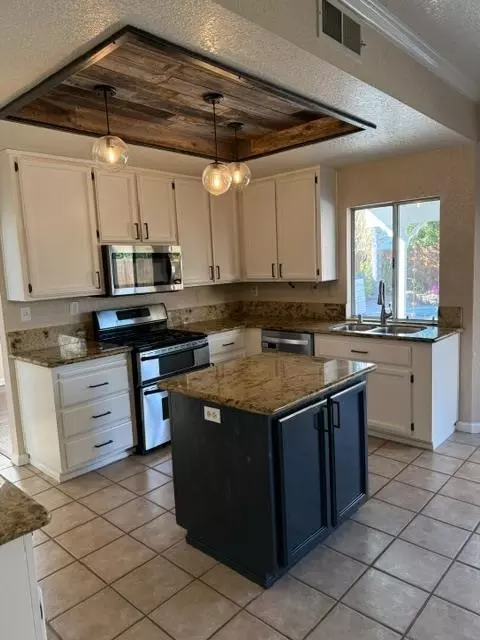 Kitchen - 877 Bateman Way, Galt, CA 95632 photo 1 of 1