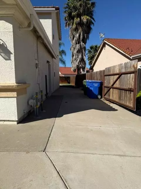 Exterior - 877 Bateman Way, Galt, CA 95632 photo 7 of 8