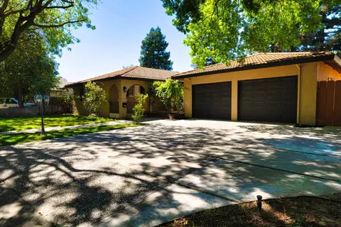 2613 S Surrey Ave, Modesto, CA 95355