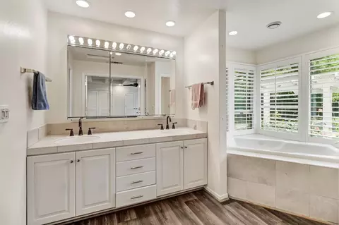 Bath - 1501 Elsdon Cir, Carmichael, CA 95608 photo 2 of 7