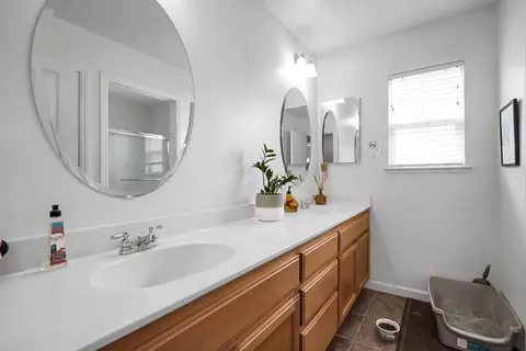 Bath - 633 Castle Haven Dr, Tracy, CA 95377 photo 5 of 5