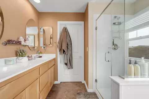 Bath - 633 Castle Haven Dr, Tracy, CA 95377 photo 2 of 5