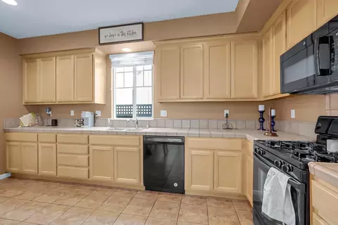 Kitchen - 633 Castle Haven Dr, Tracy, CA 95377 photo 3 of 3
