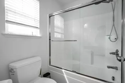Bath - 633 Castle Haven Dr, Tracy, CA 95377 photo 4 of 5