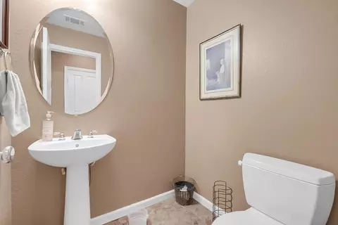 Bath - 633 Castle Haven Dr, Tracy, CA 95377 photo 3 of 5