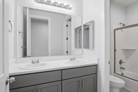 Bath - 2516 Orinoco Ave, Manteca, CA 95337 photo 3 of 4