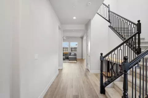 Entry Way - 2516 Orinoco Ave, Manteca, CA 95337 photo 3 of 8