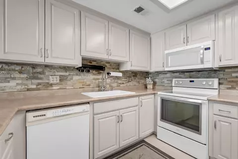 Kitchen - 185 Tiffany Cir, Ripon, CA 95366 photo 2 of 3