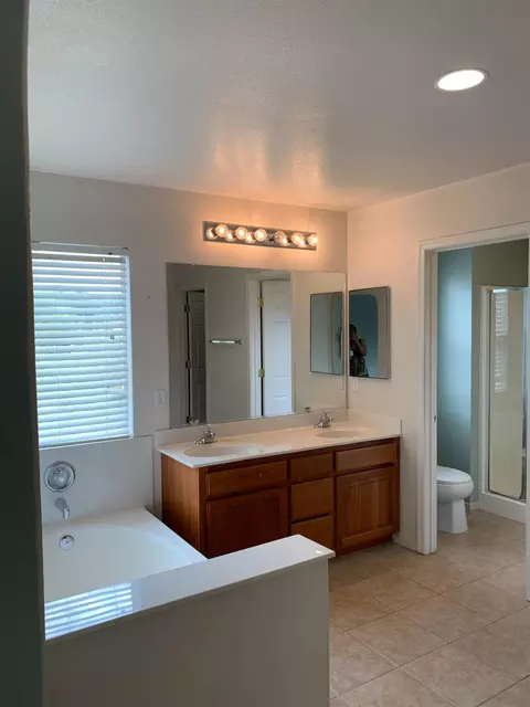 Bath - 719 Sparrow Ct, Tracy, CA 95377 photo 1 of 4